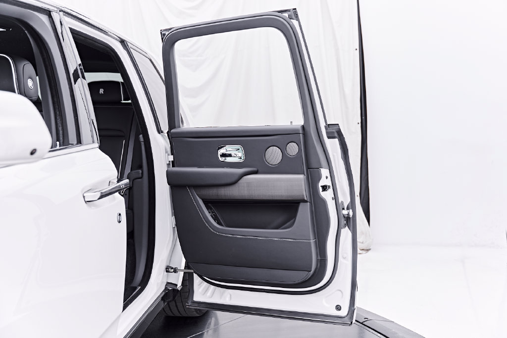 Used 2025 Rolls-Royce Cullinan AWD/4WD image 40