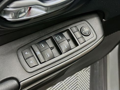 Used 2019 Jeep Cherokee Trailhawk w/ Comfort/Convenience Group AWD/4WD image 15