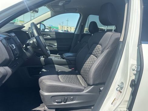 Used 2022 Nissan Pathfinder SV image 16