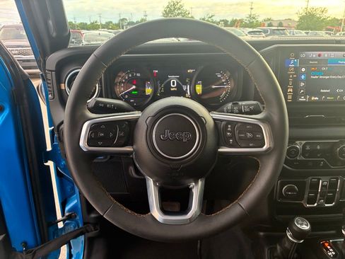 Used 2024 Jeep Wrangler Unlimited Sahara w/ Technology Group AWD/4WD image 19