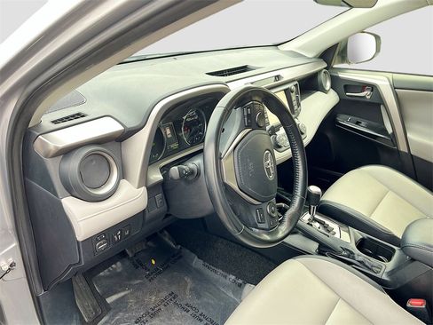 Used 2018 Toyota RAV4 Limited image 9