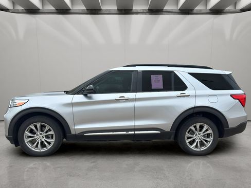 Used 2023 Ford Explorer XLT w/ Equipment Group 202A AWD/4WD image 2