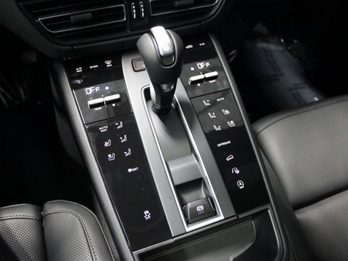 New 2026 Porsche Macan image 32