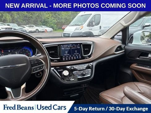 Used 2018 Chrysler Pacifica Limited w/ Tire & Wheel Group FWD image 12