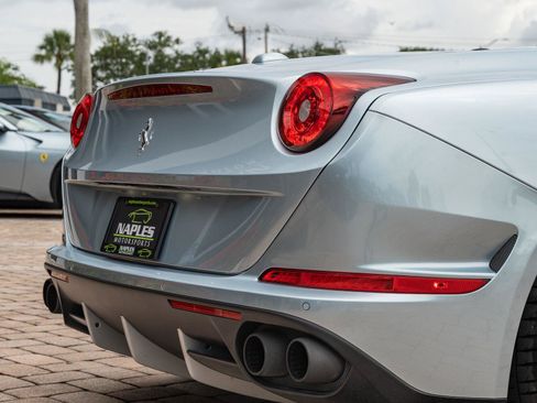 Used 2016 Ferrari California T RWD image 17