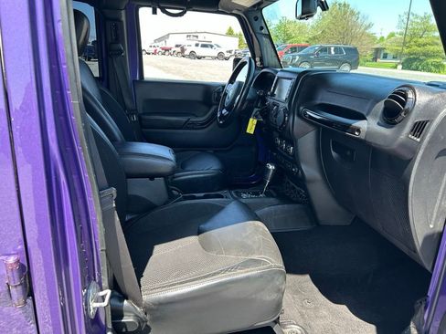 Used 2017 Jeep Wrangler Unlimited Sahara AWD/4WD image 13