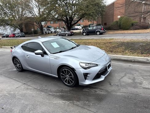 Used 2017 Toyota 86 image 2