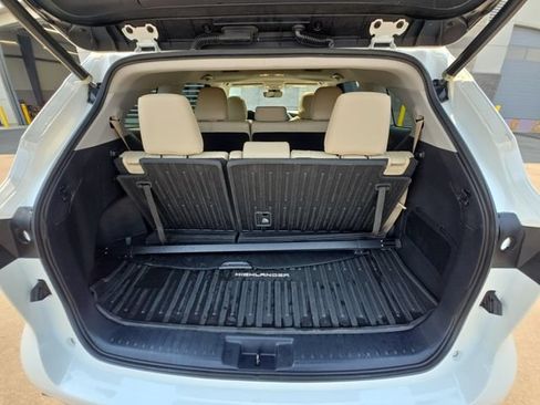 Used 2021 Toyota Highlander XLE AWD/4WD image 23