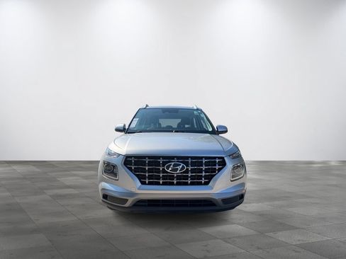 Used 2023 Hyundai Venue SEL FWD image 2
