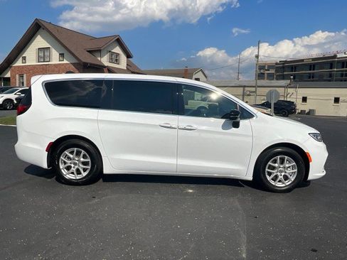 Used 2025 Chrysler Pacifica Select FWD image 8