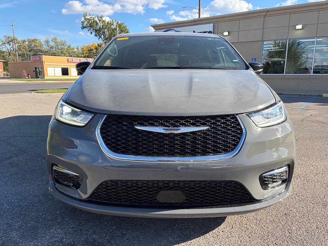 Used 2025 Chrysler Pacifica Select FWD image 2
