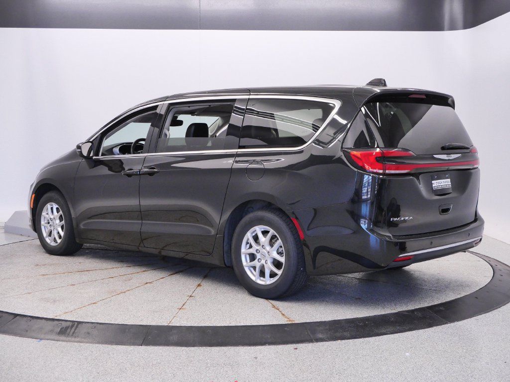 Certified 2023 Chrysler Pacifica Touring-L FWD image 3