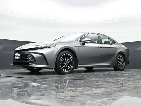 Used 2025 Toyota Camry XLE AWD/4WD image 37