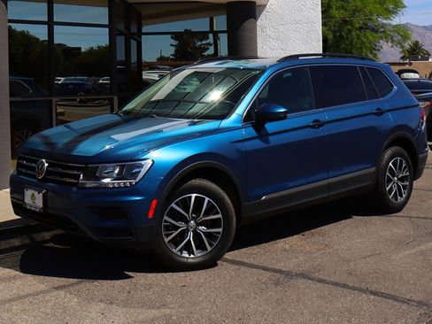 Used 2020 Volkswagen Tiguan SE w/ Panoramic Sunroof Package FWD image 2