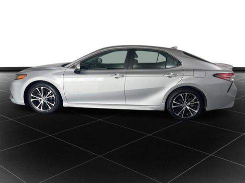 Used 2019 Toyota Camry SE w/ Carpet Mat Package FWD image 2