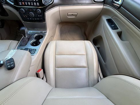 Used 2019 Jeep Grand Cherokee Overland AWD/4WD image 35