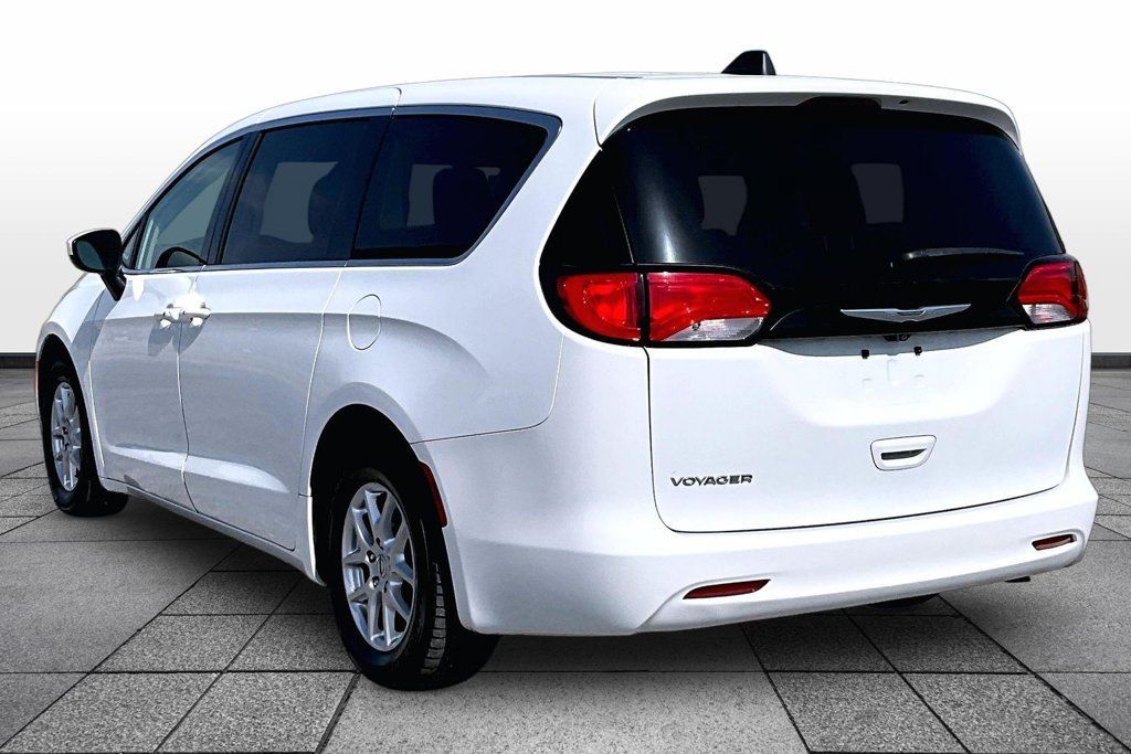 Used 2023 Chrysler Voyager LX FWD image 10