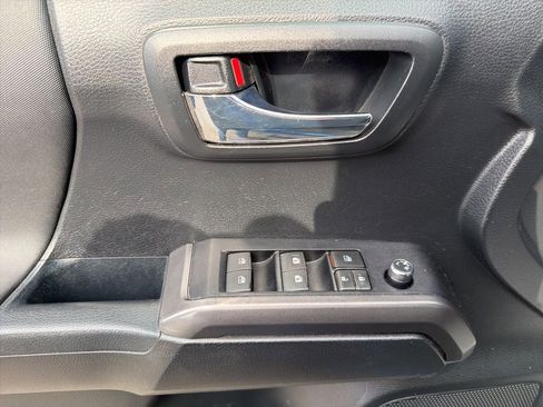 Used 2017 Toyota Tacoma TRD Sport w/ Tow Package (A/T) AWD/4WD image 11