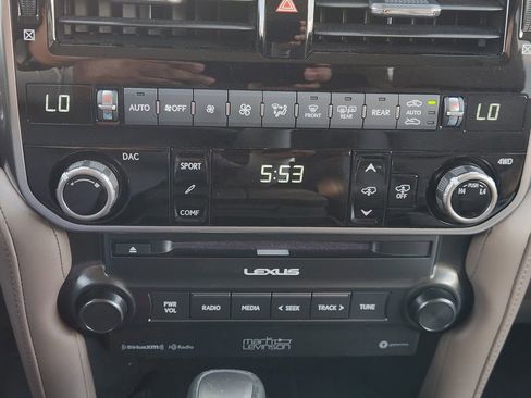 Used 2023 Lexus GX 460 Luxury w/ Accessory Package AWD/4WD image 18