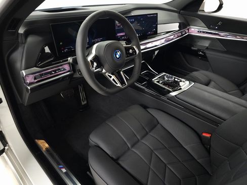 Used 2026 BMW 750e xDrive w/ Luxury Rear Seating Package AWD/4WD image 11