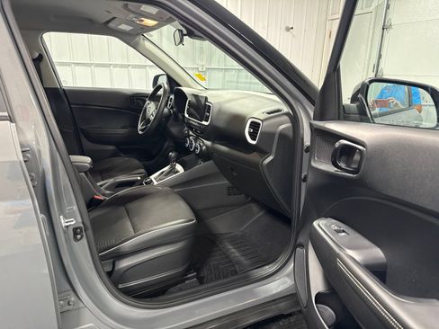 Used 2022 Hyundai Venue Limited FWD image 13