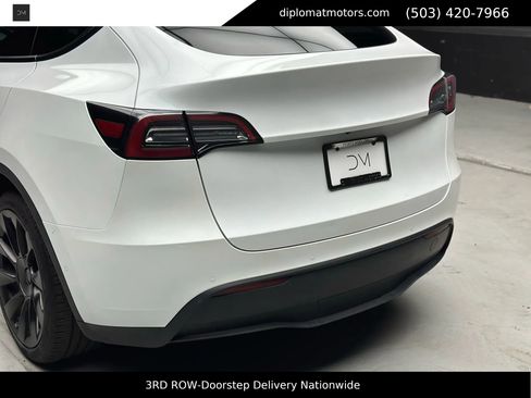 Used 2022 Tesla Model Y Long Range image 12