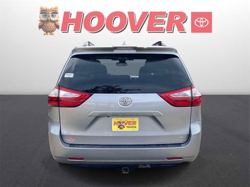 Used 2018 Toyota Sienna LE image 3