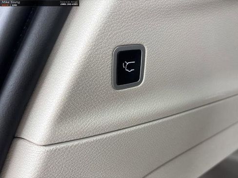Used 2023 Chrysler Pacifica Touring-L FWD image 12