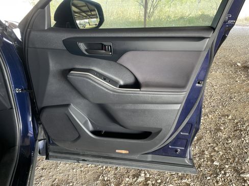 Used 2023 Toyota Highlander LE image 39