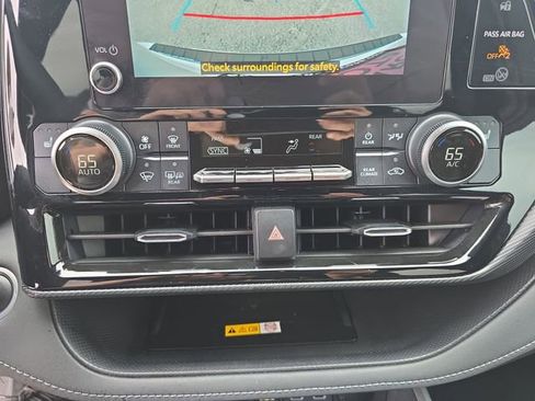 Used 2024 Toyota Highlander XSE image 25