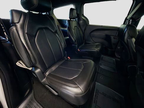 Used 2025 Chrysler Pacifica Select image 14