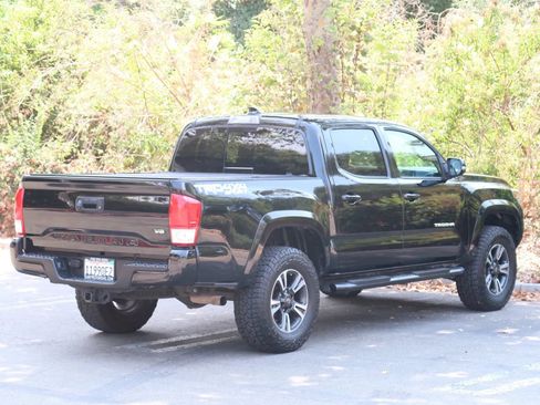 Used 2017 Toyota Tacoma TRD Sport w/ Tow Package (A/T) AWD/4WD image 11