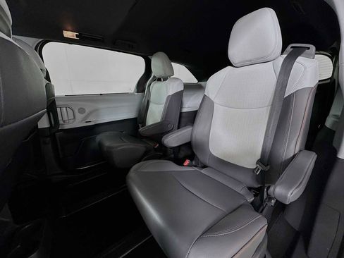 Used 2022 Toyota Sienna XSE FWD image 23