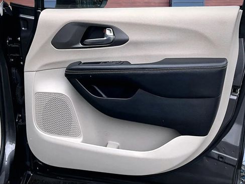 Used 2021 Chrysler Pacifica Touring-L image 23