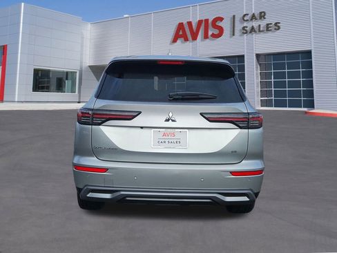 Used 2025 Mitsubishi Outlander SE image 5