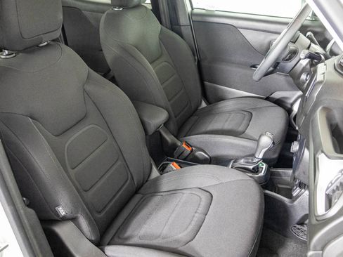 Used 2019 Jeep Renegade Latitude FWD image 42