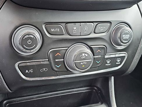 Used 2023 Jeep Cherokee Altitude Lux image 16