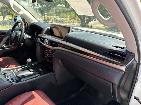 Used 2019 Lexus LX 570 4WD w/ Luxury Package image 43
