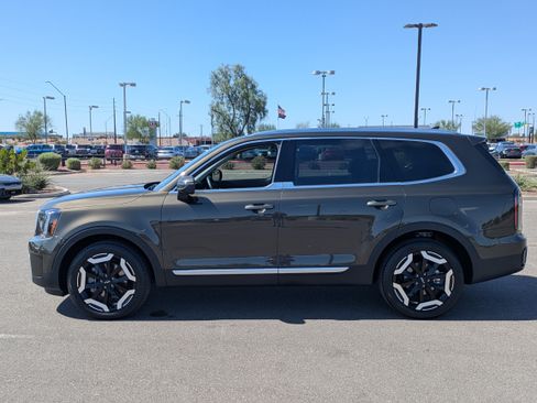 Used 2025 Kia Telluride EX w/ EX Captain's Chair Package FWD image 2