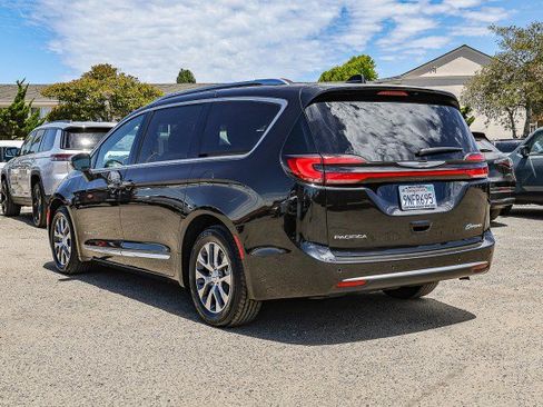 Used 2023 Chrysler Pacifica Pinnacle FWD image 6