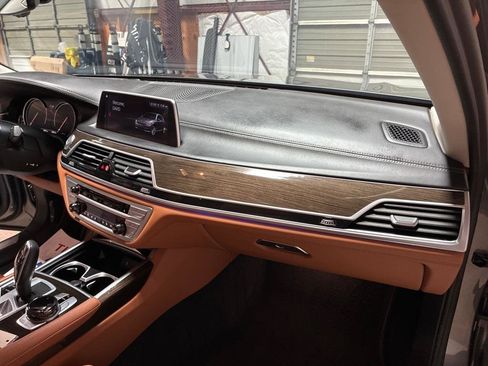 Used 2019 BMW 740i w/ Executive Package RWD image 32