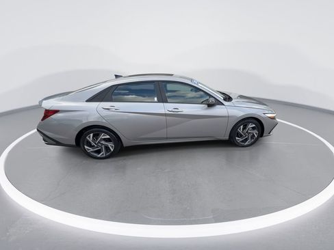 Used 2025 Hyundai Elantra Sport FWD image 9