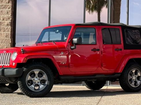 Used 2018 Jeep Wrangler Unlimited Sahara w/ Connectivity Group AWD/4WD image 3