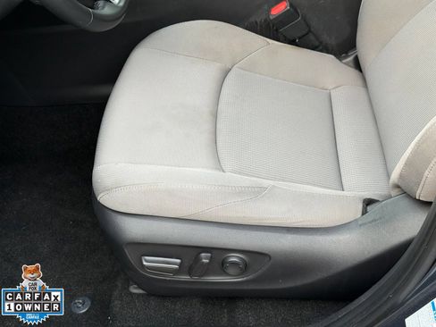Used 2022 Toyota Venza LE AWD/4WD image 2