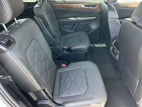 Used 2024 Volkswagen Atlas SE FWD image 28