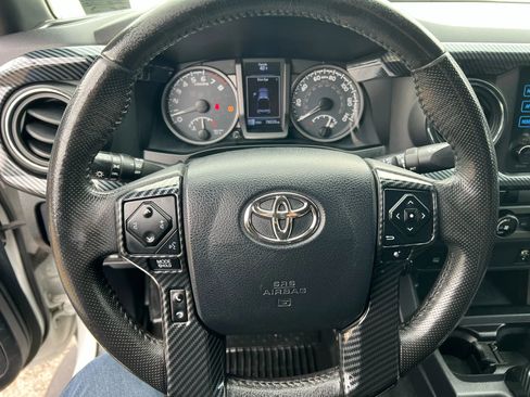 Used 2017 Toyota Tacoma TRD Off-Road image 12