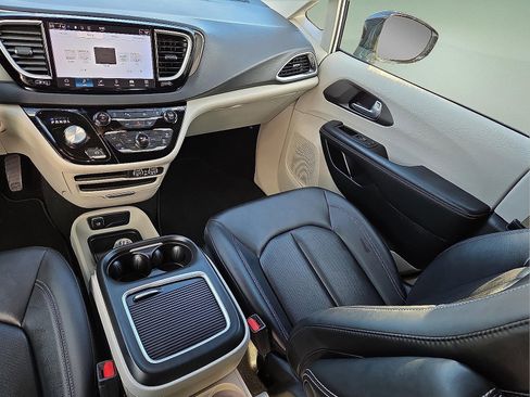 Used 2024 Chrysler Pacifica Touring-L image 13