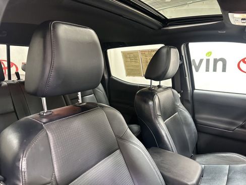 Used 2022 Toyota Tacoma TRD Off-Road image 12