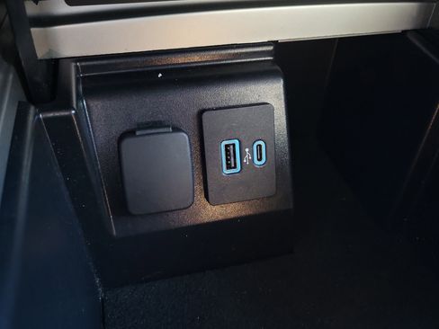 Used 2023 Ford Explorer Limited image 11