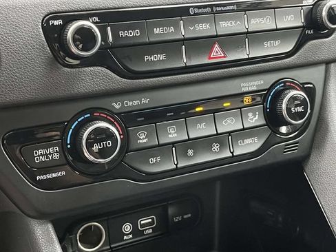 Used 2017 Kia Niro EX FWD image 30